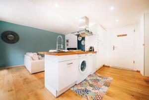 uma cozinha com uma máquina de lavar roupa num quarto em Belair Bliss - Close to City Centre ID44 em Luxemburgo
