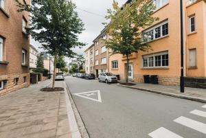 een straat met auto's aan de kant van de weg bij Belair Bliss - Close to City Centre ID44 in Luxemburg