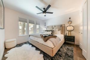 een slaapkamer met een bed en een plafondventilator bij Stylish 2BD Condo - Walk to Palisades! in Olympic Valley