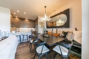 een eetkamer en keuken met een tafel en stoelen bij Stylish 2BD Condo - Walk to Palisades! in Olympic Valley