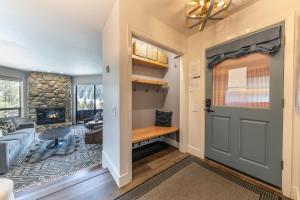 Χώρος καθιστικού στο Stylish 2BD Condo - Walk to Palisades!