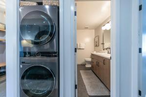 Ένα μπάνιο στο Stylish 2BD Condo - Walk to Palisades! +22 φωτογραφίες