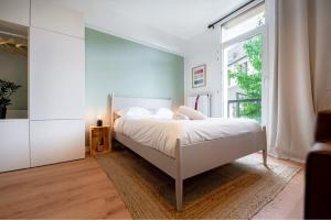 - une chambre avec un lit blanc et une grande fenêtre dans l'établissement Renovated Chic Studio 5 Min to City Center-ID-160, à Luxembourg