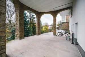 Un patio vacío con una bicicleta en un edificio. en Chic 1BR Near Kirchberg & Luxembourg Centre, en Luxemburgo