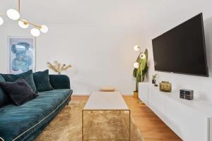 Una sala de estar con un sofá azul y un televisor de pantalla plana. en Chic 1BR Near Kirchberg & Luxembourg Centre, en Luxemburgo 22 fotos más