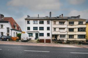 une camionnette blanche garée devant un bâtiment blanc dans l'établissement Chic Apt Close to Kirchberg Shopping Centre ID157, à Luxembourg