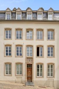 un immeuble d'appartements avec une porte et des fenêtres marron dans l'établissement Modern Apt in Old Town w Panoramic View ID4, à Luxembourg