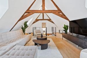 ein Wohnzimmer mit einem weißen Sofa und einem Tisch in der Unterkunft Escape to Clausen Stylish Apartment ID212 in Luxemburg (Stadt)