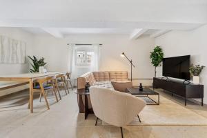 - un salon avec un canapé et une table dans l'établissement Clausen Charm Contemporary Retreat ID210, à Luxembourg