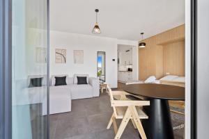 ein Wohnzimmer mit einem Tisch und ein Schlafzimmer in der Unterkunft Premium City Stay in Cessange ID204 in Luxemburg (Stadt)
