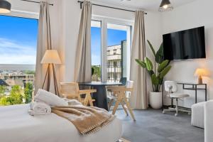 Schlafzimmer mit einem Bett und einem Tisch mit Aussicht in der Unterkunft Premium City Stay in Cessange ID204 in Luxemburg (Stadt)