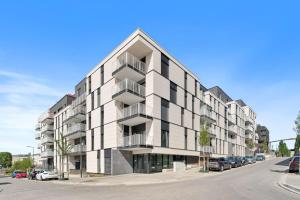 ein Apartmenthaus in einer Straße mit geparkten Autos in der Unterkunft Premium City Stay in Cessange ID204 in Luxemburg (Stadt)