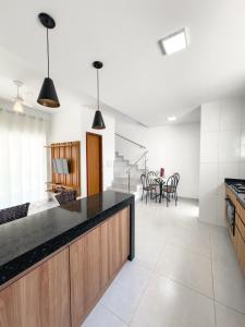 eine Küche mit einer Arbeitsplatte und einem Esszimmer in der Unterkunft Village Mariah in Coroa Vermelha