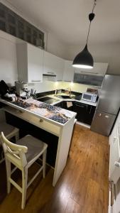 una cucina con armadi bianchi e piano di lavoro di Parkside Modern Haven in Košice a Košice