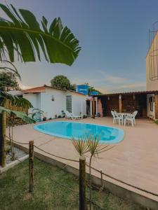 - une piscine dans l'arrière-cour d'une maison dans l'établissement Village Mariah, à Coroa Vermelha