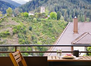 una mesa con un plato de comida en el balcón en Schwarzwaldraum Schlossblick, en Hornberg