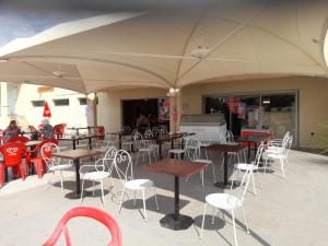 Mobil Home 6 couchages في فيك- لا-غارديول: مجموعة طاولات وكراسي تحت مظلة