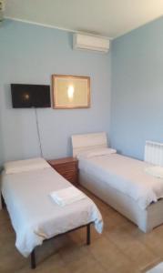 Zimmer mit 2 Betten und einem Flachbild-TV in der Unterkunft Affittacamere al picchio verde in Monsampietro Morico