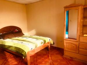 een kleine slaapkamer met een bed en een kast bij Emilia house in Urubamba