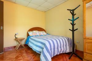 een slaapkamer met een bed in een kamer bij Emilia house in Urubamba