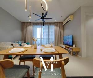 TV a/nebo společenská místnost v ubytování Arcoris Mont Kiara 19# Deluxe 1 Bedroom With Balcony KL #1-3Pax