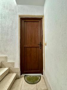 アリカンテにあるSpanish style flat close to centerの階段付きの白い建物内の茶色の扉
