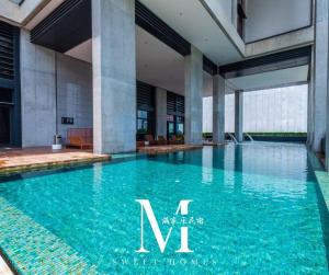 Bazén v ubytování Arcoris Mont Kiara 19# Deluxe 1 Bedroom With Balcony KL #1-3Pax nebo v jeho okolí