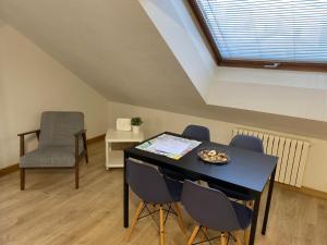 a dining room with a table and chairs and a window at San Pablo 2 parking opcional by Salamancavacacional in Salamanca