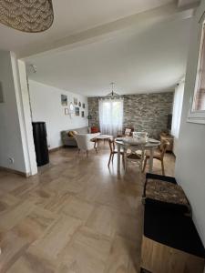 - un salon avec une table et un canapé dans l'établissement Familial House in Calm Neighborhood Paris suburb, à Saint-Prix