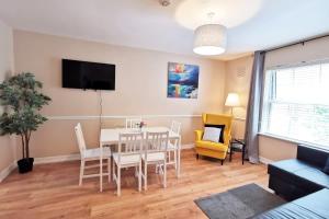 a living room with a dining room table and chairs at Spacious 2bed apartment city centre in Dublin