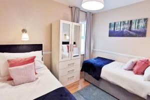 a bedroom with two beds and a mirror at Spacious 2bed apartment city centre in Dublin