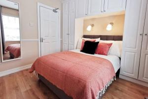 Postel nebo postele na pokoji v ubytování Spacious 2bed apartment city centre