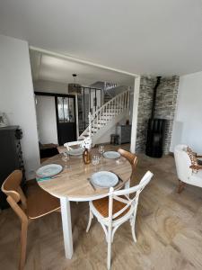 - une table à manger et des chaises dans le salon dans l'établissement Familial House in Calm Neighborhood Paris suburb, à Saint-Prix