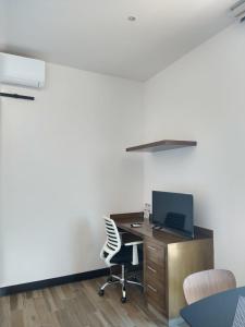 an office with a desk with a computer and a chair at Suite Loft Amplio Nuevo Salida a CDMX 204A in Querétaro