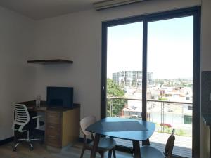 an office with a desk and a table and a window at Suite Loft Amplio Nuevo Salida a CDMX 204A in Querétaro