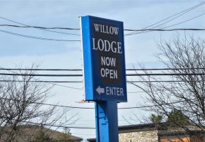 una señal azul y blanca en un poste en Willow Lodge Willoughby Cleveland, en Willoughby