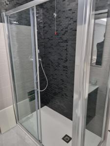 eine Dusche mit Glastür im Bad in der Unterkunft Villa delle Meraviglie in Boville Ernica