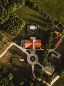 uma vista aérea de um edifício num parque em Willa Bizorenda em Małogoszcz