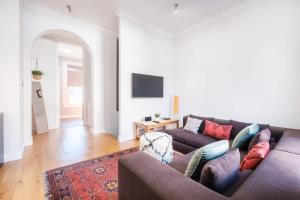 a living room with a couch and a tv at King's Cross 3BR - CityApartmentStay in London