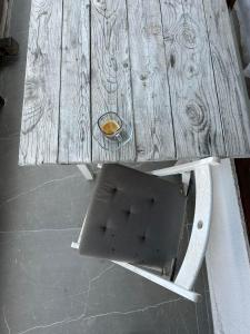 una mesa de picnic de madera con un banco debajo en Sunset terrace, en Ilinden