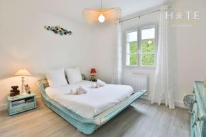 ein Schlafzimmer mit einem Bett mit zwei Babys darauf in der Unterkunft La Vinière - Villa avec piscine in Saint-Hilaire-de-Talmont + 18 Fotos