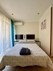 アリカンテにあるSpanish style flat close to centerのベッドルーム1室(毛布付きのベッド1台付)