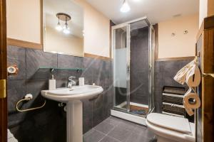 Ένα μπάνιο στο Casa Garona by SeaMount Rentals +19 φωτογραφίες