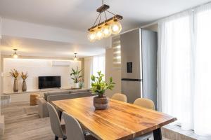 TV a/nebo společenská místnost v ubytování Pythagoreio Blue Street Apartment with Terrace