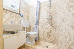 La salle de bains est pourvue de toilettes, d'un lavabo et d'une douche. dans l'établissement Villetta Othoni - Torre San Giovanni, à Torre San Giovanni