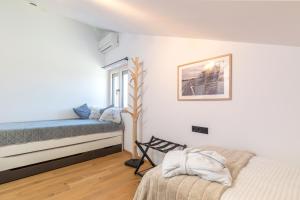 a bedroom with a bed and a window at Chiemgauloft , 5 Sterne Ferienwohnung am Chiemsee in Übersee