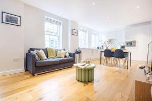 uma sala de estar com um sofá e uma mesa em City of London - CityApartmentStay em Londres