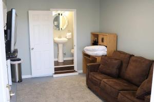 een woonkamer met een bank en een wastafel bij Guest Area for Rent, Your own space! in Hendersonville