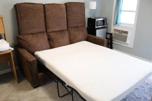 een bed in een kamer met een groot hoofdeinde bij Guest Area for Rent, Your own space! in Hendersonville