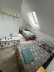 1 dormitorio con 2 camas y ventana en Mazurskie Wytchnienie, en Giżycko